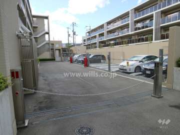 敷地内駐車場(屋外機械式)　※入り口にロボットゲート付きです。