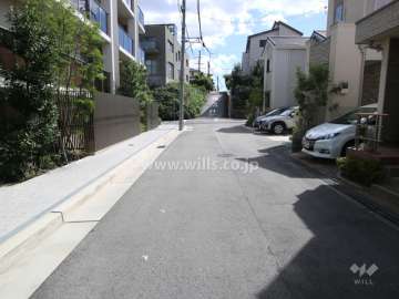 敷地の南西側の前面道路（北西側から）