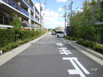 敷地北西側の前面道路（南西側から）