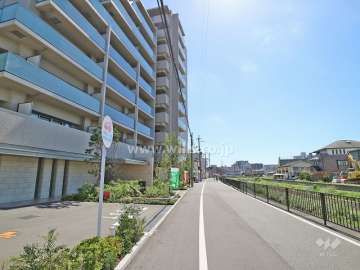 敷地西側の前面道路