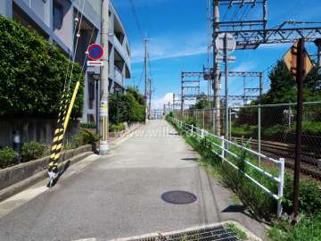 敷地南側の前面道路。道を挟んで阪急宝塚線が走っています。