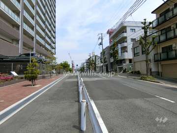 敷地南側の前面道路