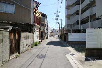 敷地北側の前面道路（西側から）