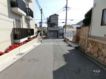 敷地西側の前面道路