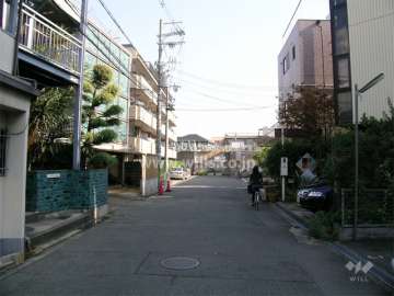 周辺はマンションと一戸建てが混在する街並（敷地南側に墓地があります）