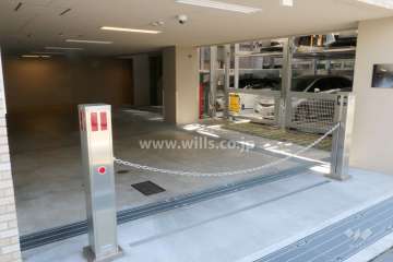 駐車場出入り口（ロボットゲート付き）