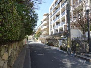 敷地南側の前面道路（東側から）