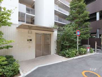 立体駐車場側のエントランス