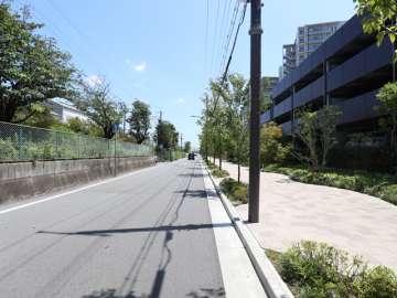 駐車場出入り口の北側前面道路（西側から）