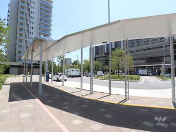 エントランスのすぐ目の前の駅前ロータリー