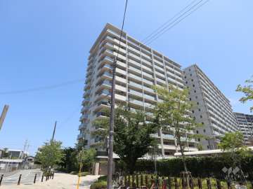 プラウドシティ塚口マークフォレストの外観（南西側から）（A棟）