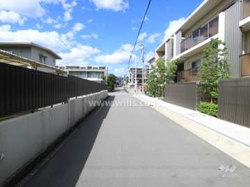 敷地南西側の前面道路（南東側から）