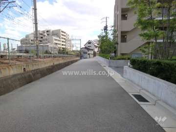 敷地北東側の前面道路（北西側から）