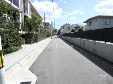 敷地南西側の前面道路（北西側から）