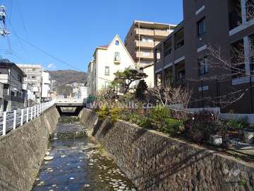 敷地の西側には天上川が流れています。
