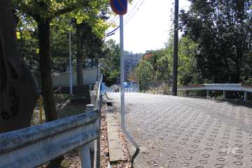 敷地西側の前面道路。坂道になっています。