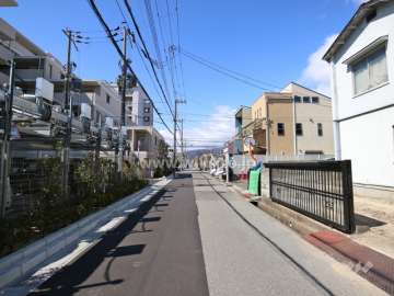 敷地北側の前面道路