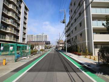 敷地西側の前面道路。