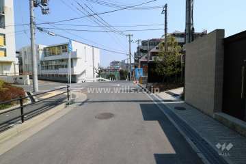 敷地北側前面道路（西側から）