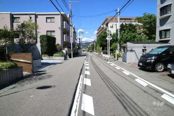 敷地北側の前面道路（東側から）