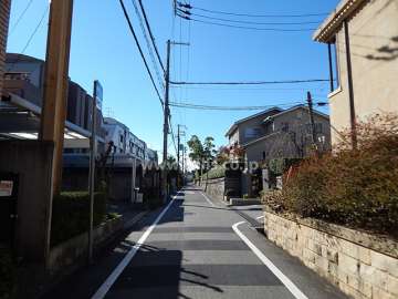 敷地北側の前面道路（東側から）