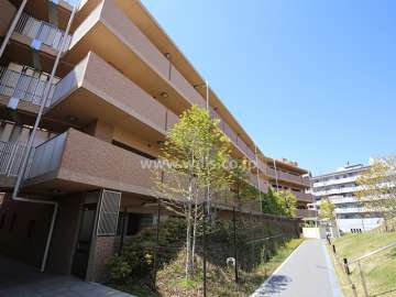 ジオ千里中央フォレストカーサH棟の外観（北東側から）