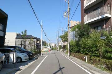 敷地北西側の前面道路（南西側から）