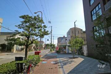 敷地南東側の前面道路（北東側から）