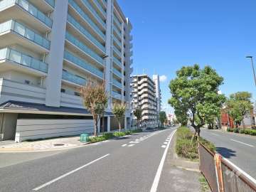 敷地東側の前面道路。片側二車線のバス通りです。