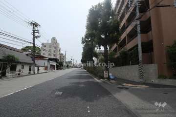 敷地の南側前面道路（東側から）