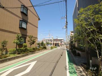 西側前面道路(南側から)