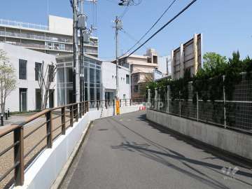 前面道路とマンション建物一部