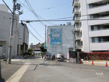 前面道路とマンション建物一部