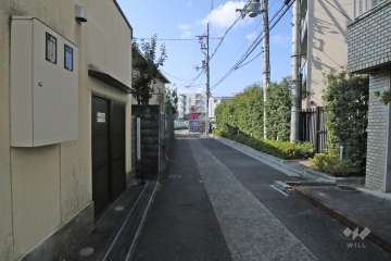 敷地南側の前面道路（東側から）