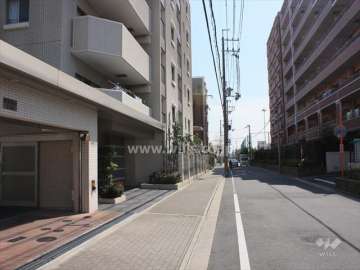 敷地西側の前面道路