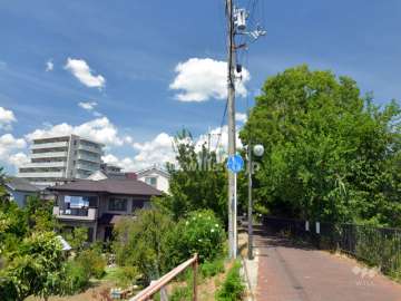 周囲に隣接する公園遊歩道