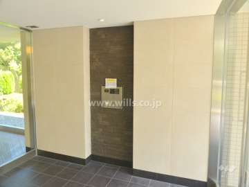 エントランスはオートロック付きです。