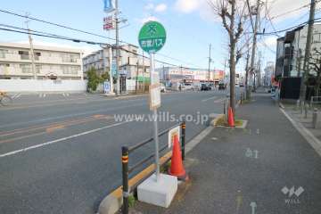 マンション前にバス停があります。