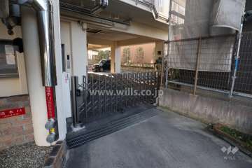 駐車場出入り口