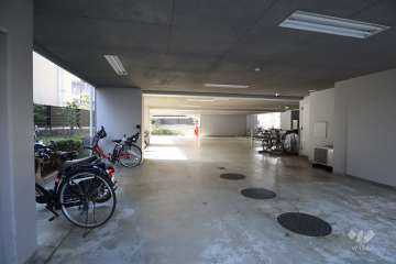 敷地内駐車場（屋内平面式）と駐輪場