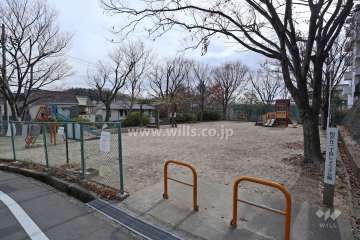 敷地東側に隣接して松が丘一丁目しょうぶ公園があります。