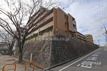 アソシア高槻松ヶ丘ヴェルヴィスタの外観（北東側から）