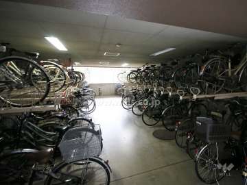 屋内に設けられた駐輪場