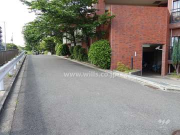 敷地西側の前面道路