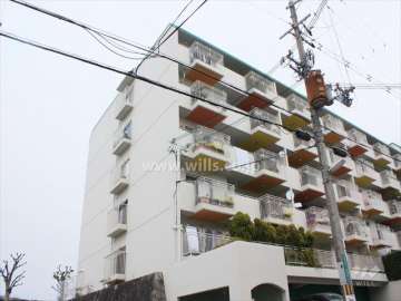 イトーピア高槻松が丘A棟の外観（南西側から）