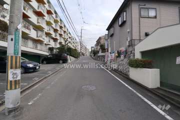敷地の北側前面道路（西側から）