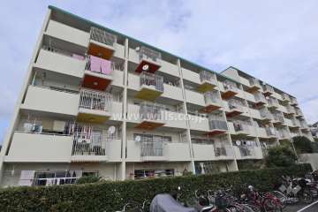 イトーピア高槻松が丘B棟の外観（南西側から）