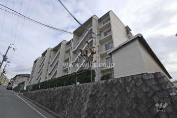 イトーピア高槻松が丘B棟の外観（北西側から）