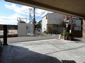 駐車場出入り口（ロボットゲート付き）