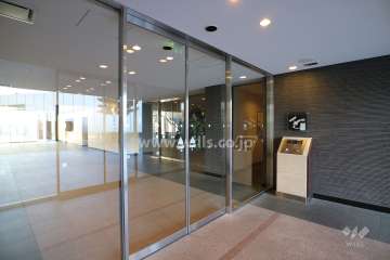 北側エントランス、オートロック付きです。